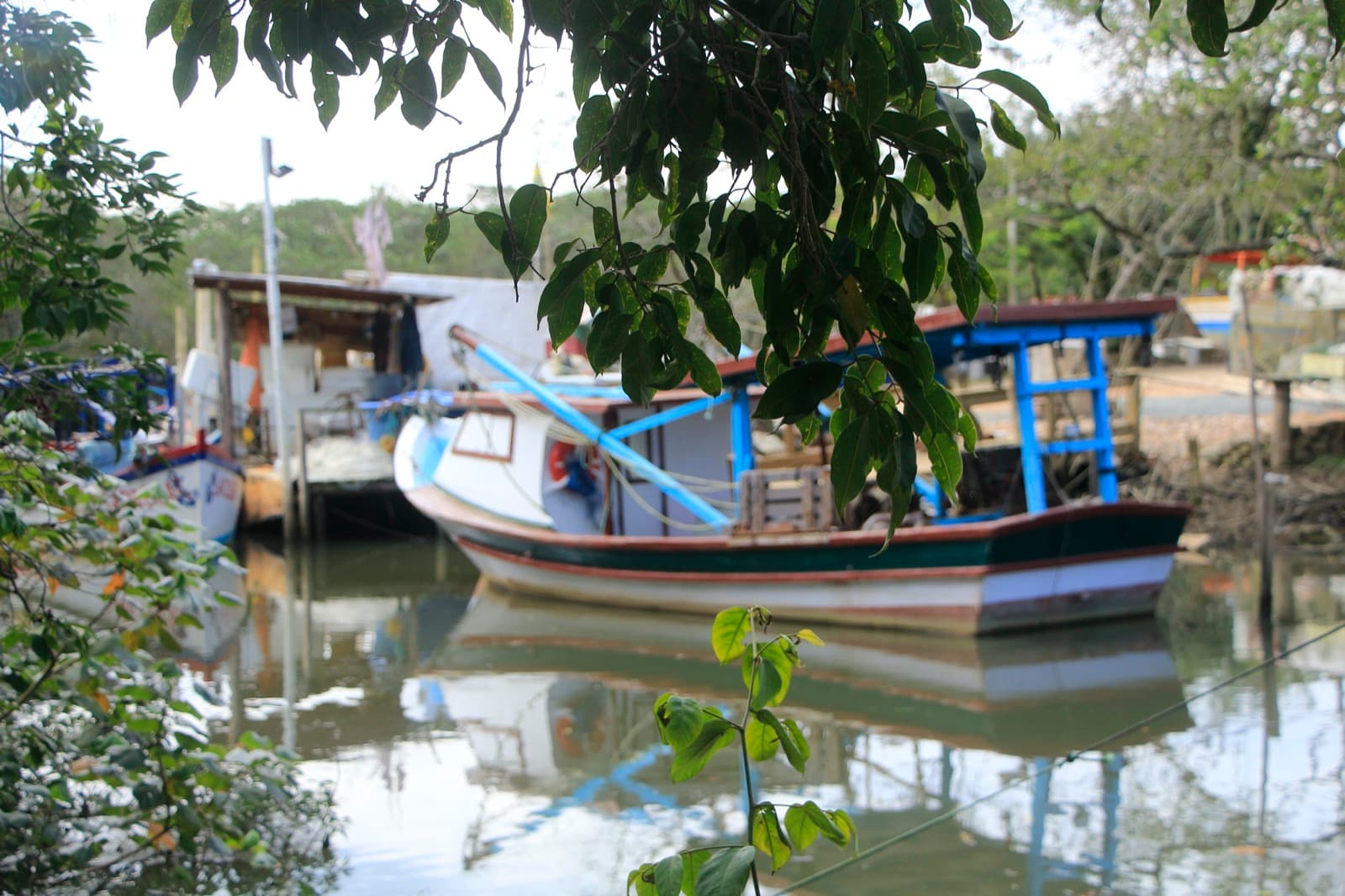 Barcos de pesca no rio — Barra Velha