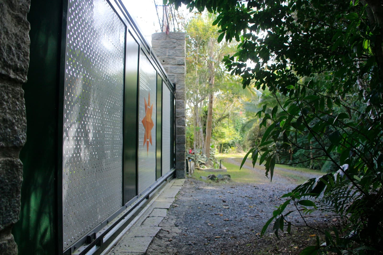 Portão lateral com vegetação exuberante