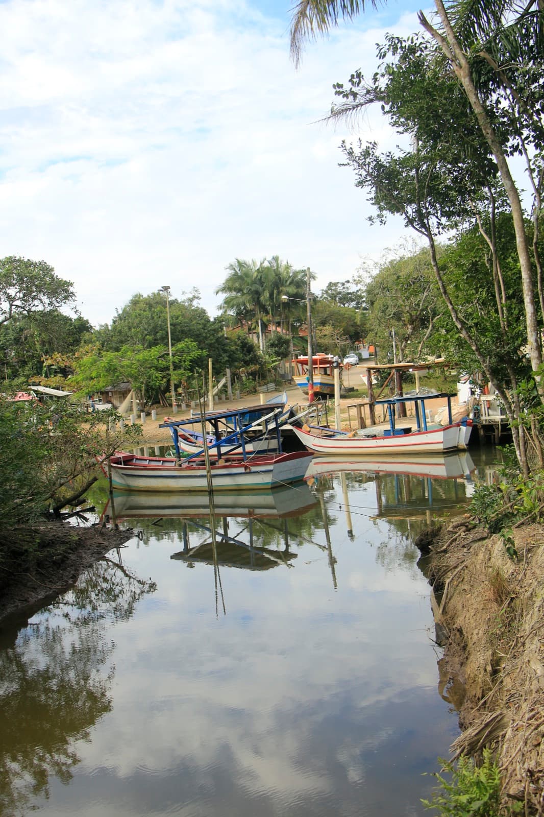 Barcos no estaleiro — tradição pesqueira de Barra Velha